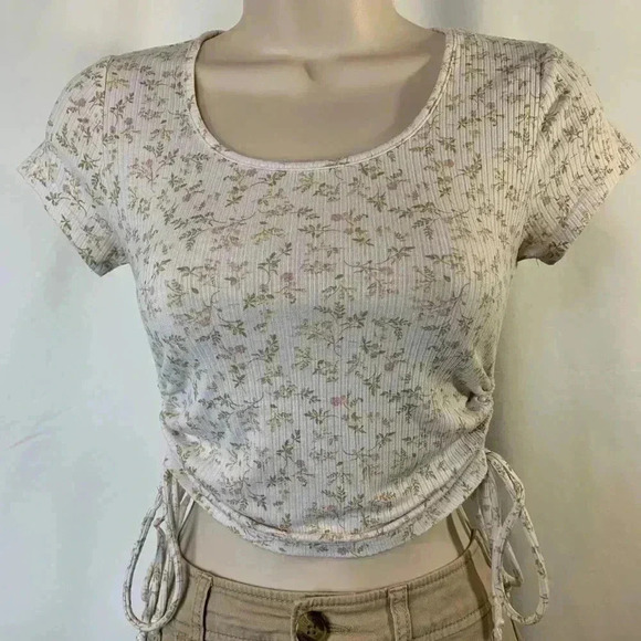 Wild Fable scoop neck, small flower print t-shirt, with rouched sides crop top - Picture 3 of 11